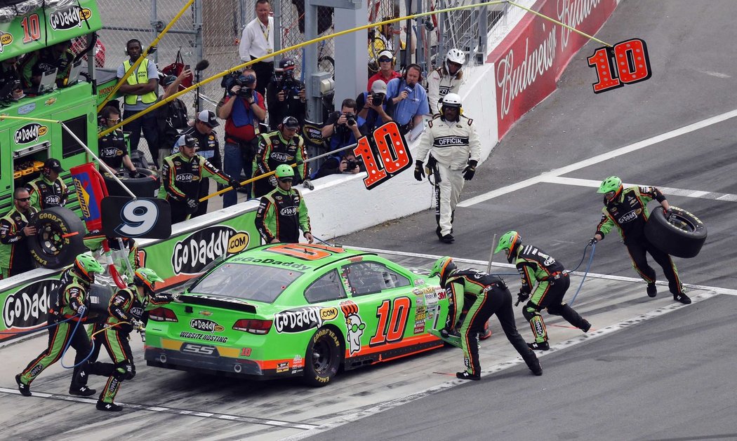 CHEVROLET Danici Patrickové v péči mechaniků během pit stopu