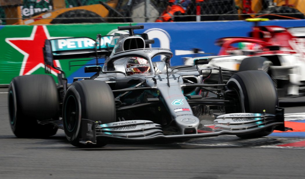 Lewis Hamilton vyhrál v Mexiku, titul ale jistý nemá