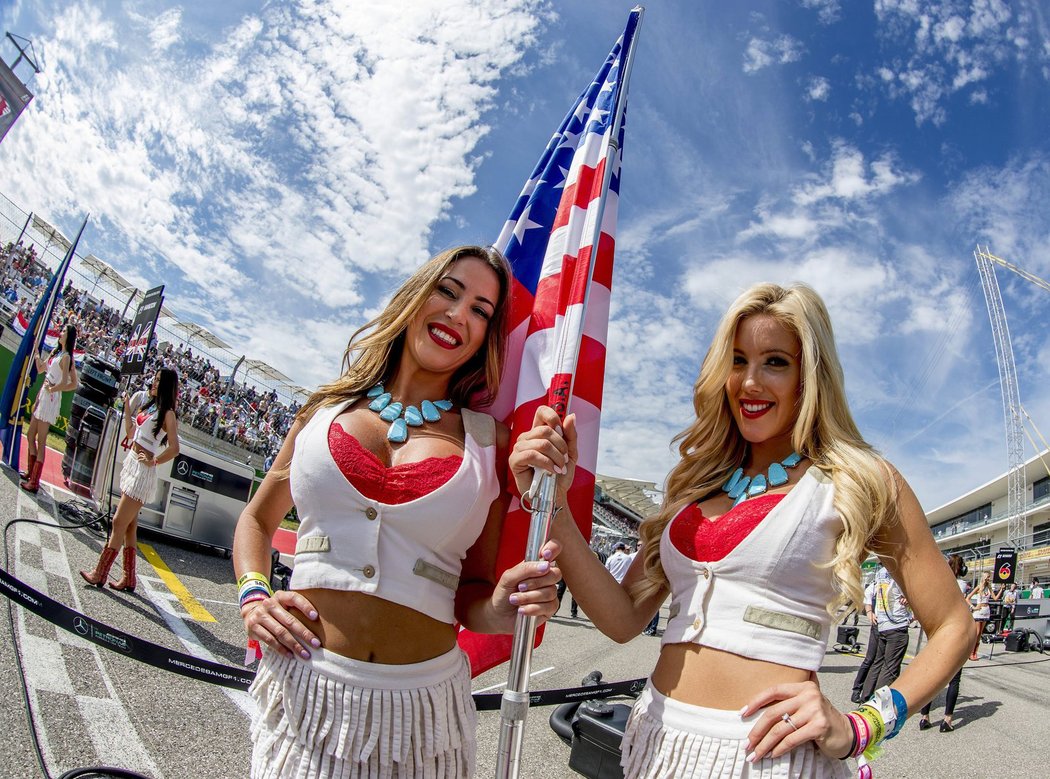 Velká cena USA formule 1 nabídla divákům i sličné grid girls