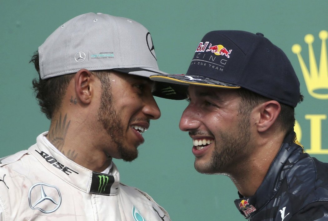 Vítěz Velké ceny USA Lewis Hamilton a třetí v cíli Daniel Ricciardo se na stupních vítězů dobře bavili.