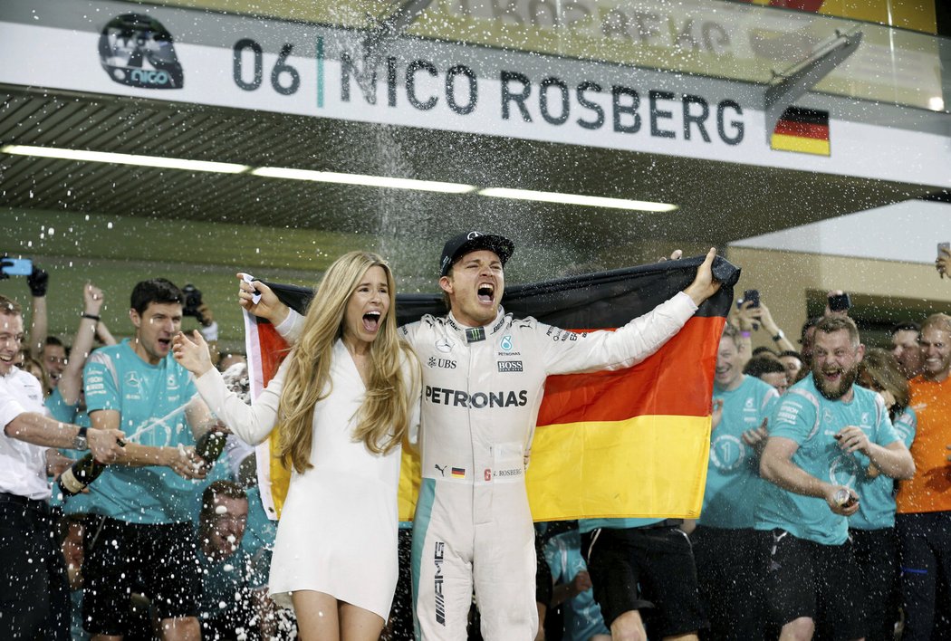 Německý pilot Nico Rosberg se s manželkou Vivian raduje z prvního (a posledního) titulu mistra světa.
