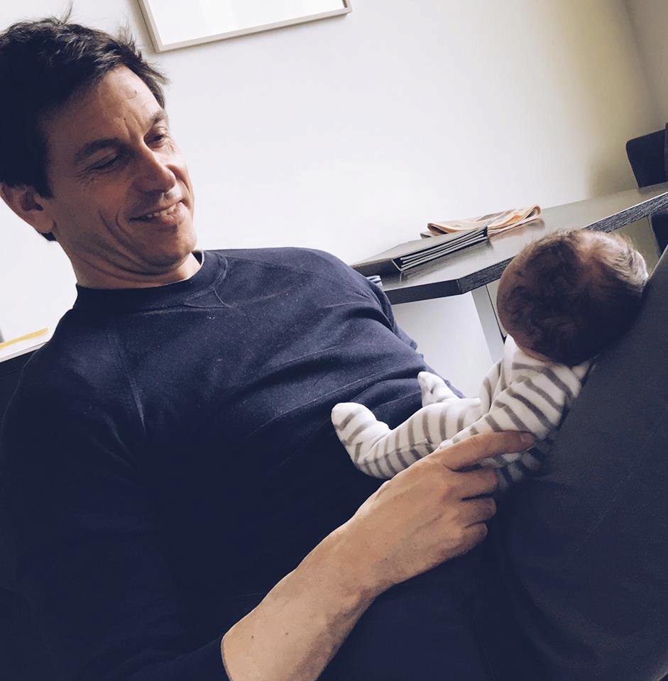 Šéf stáje F1 Mercedes Toto Wolff s novorozeným synem, kterého má s bývalou testovací pilotkou Williamsu Susie. 