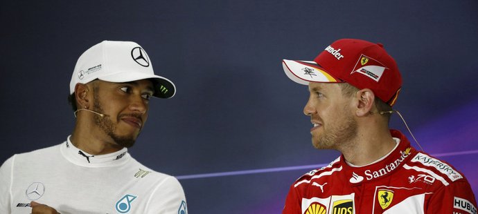 Lewis Hamilton (vlevo) a Sebastian Vettel jsou nejlépe placení piloti F1.