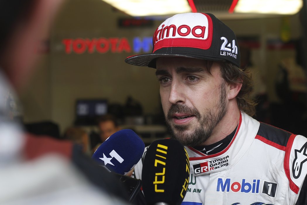 Fernando Alonso vyhrál s týmem Toyoty slavný automobilový závod 24 hodin Le Mans