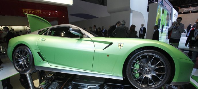 Jednou z největších senzací Ženevského autosalonu 2010 je prototyp ekologického Ferrari. Zeleně zbarvený model 599 HY-KERS používá pro pohon vedle klasického motoru také speciální elektromotory. Tento systém je převzatý z F1.