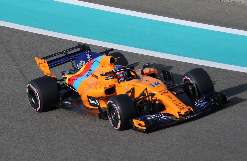 Do svého posledního závodu ve formuli 1 v kariéře odstartuje Fernando Alonso z 15. místa