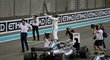Lewis Hamilton oslavuje pole position v posledním závodě letošní sezony formule 1 v Abú Zabí