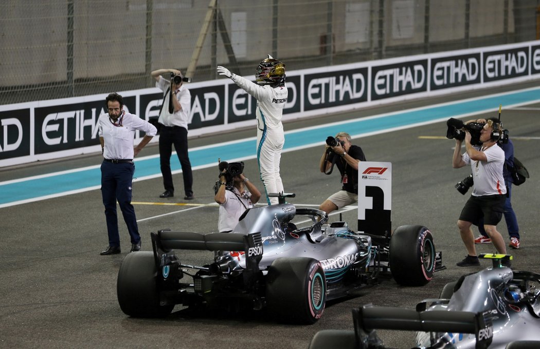 Lewis Hamilton oslavuje pole position v posledním závodě letošní sezony formule 1 v Abú Zabí