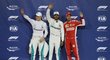 Elitní trojice závěrečné kvalifikace letošní sezony formule 1: zleva druhý Valterri Bottas, vítěz Lewis Hamilton a třetí Sebastian Vettel