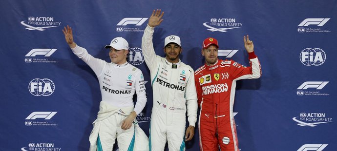 Elitní trojice závěrečné kvalifikace letošní sezony formule 1: zleva druhý Valterri Bottas, vítěz Lewis Hamilton a třetí Sebastian Vettel