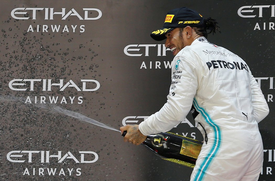 I závěrečný závod sezony ovládl Lewis Hamilton
