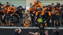 Pilot McLarenu Lando Norris oslavuje titul mistrů světa