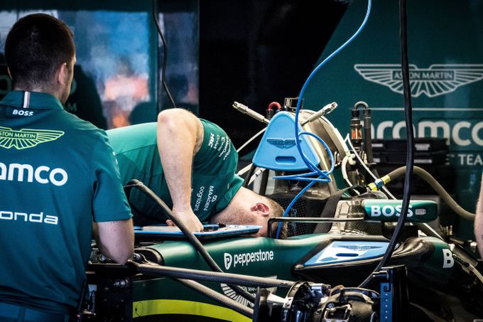 Katastrofa v Aston Martinu: formule se natřásá. Jako zásah elektrickým proudem, líčí pilot Katastrofa v Aston Martinu: formule se natřásá. Jako zásah elektrickým proudem, líčí pilot