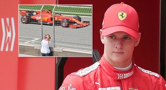 Dojemný moment! Schumacher zpátky ve Ferrari, matka stála u trati