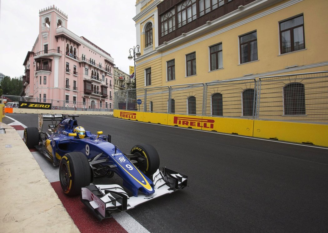 Felipe Nasr ze Sauberu projíždí úzkou uličkou