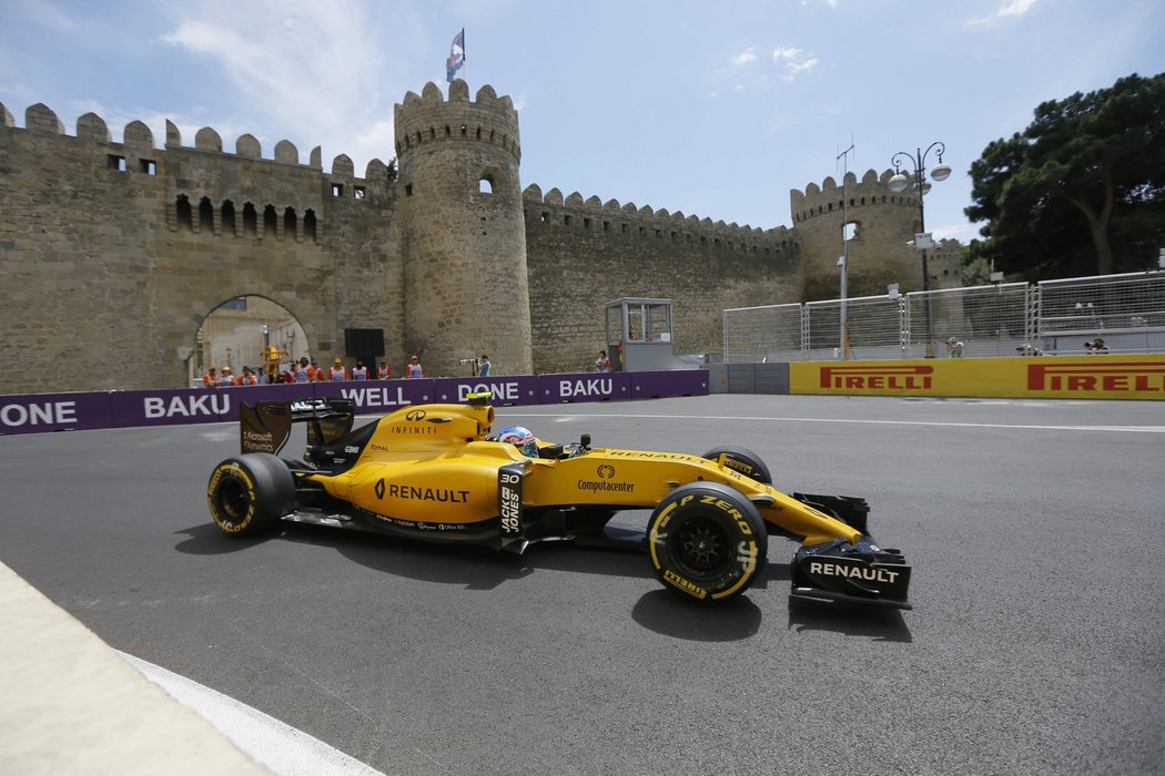 Jolyon Palmer z Renaultu v jedné ze zatáček