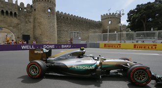 Formule mezi hradbami. Na nové trati v Baku jezdci často chybovali