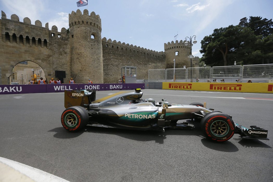 Nico Rosberg dojel v prvním tréninku hned za parťákem Lewisem Hamiltonem