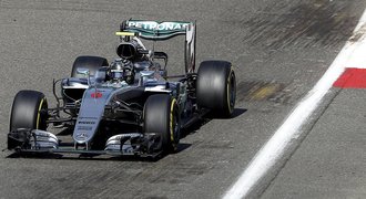 Rosberg v Belgii vyrazí z prvního místa, Hamilton z posledního