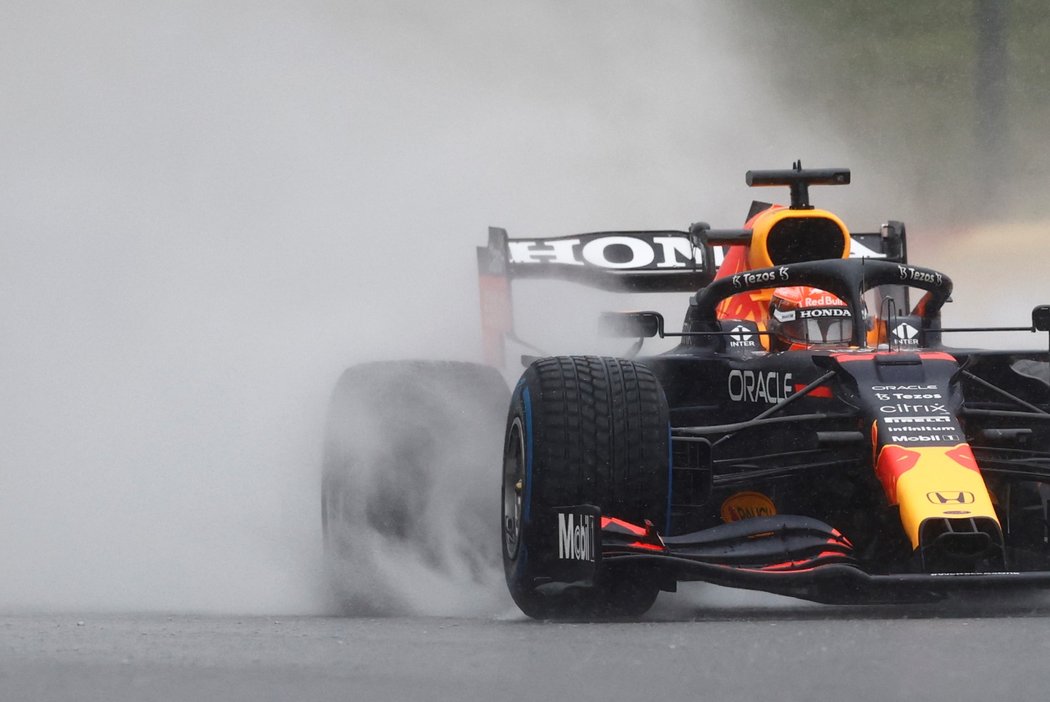  Max Verstappen se stal vítězem deštěm ovlivněné Velké ceny Belgie.