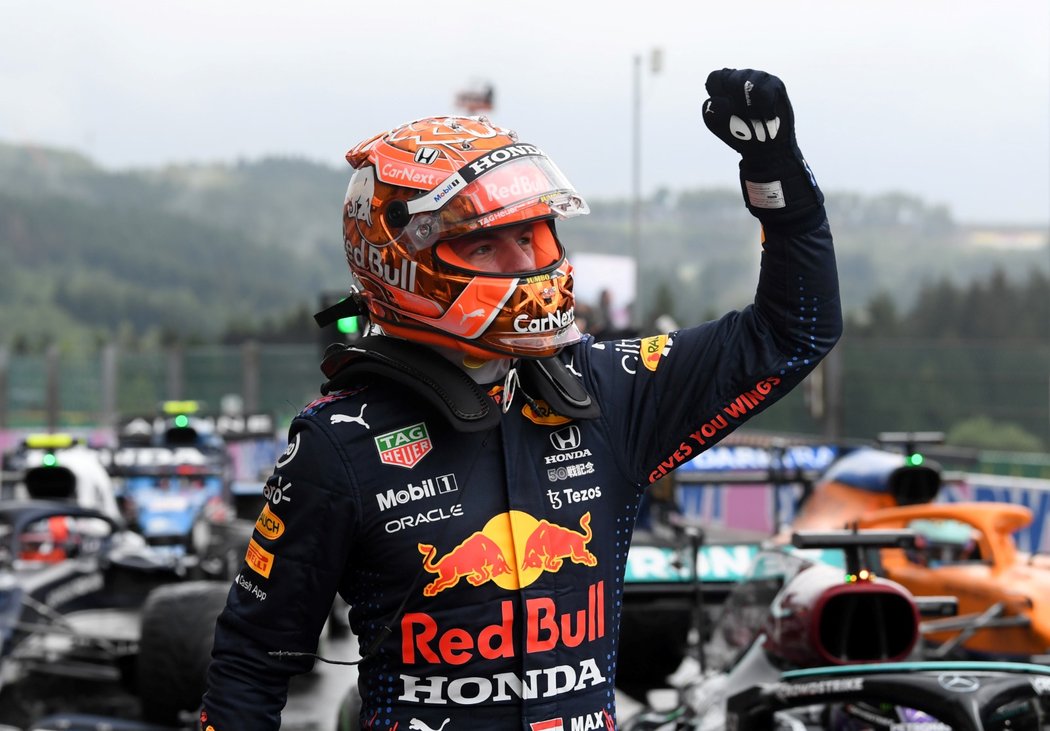 Max Verstappen se stal vítězem deštěm ovlivněné Velké ceny Belgie.