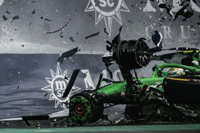 Bortoletova děsivá nehoda, preventivně odjel do lékařského střediska. Sprint vyhrál Norris Bortoletova děsivá nehoda, preventivně odjel do lékařského střediska. Sprint vyhrál Norris