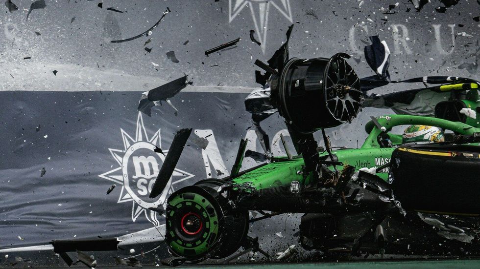 Formule Gabriela Bortolety hrůzostrašně naráží do bariéry