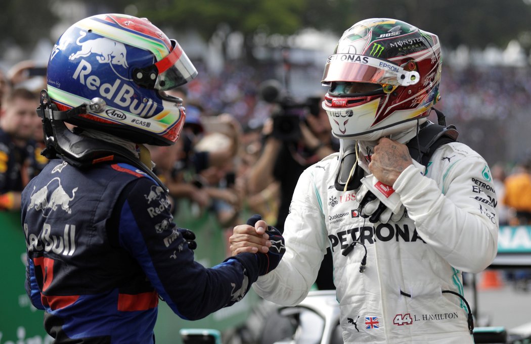 Pierre Gasly z týmu Toro Rosso přijímá gratulace od Lewise Hamiltona