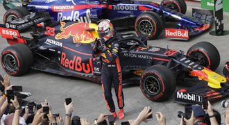 Verstappen vyhrál v Brazílii, Ferrari bouraly, Hamilton s penalizací