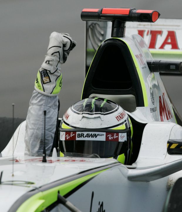 Jenson Button oslavuje ještě ve svém vozu Jenson Button oslavuje ještě ve svém vozu