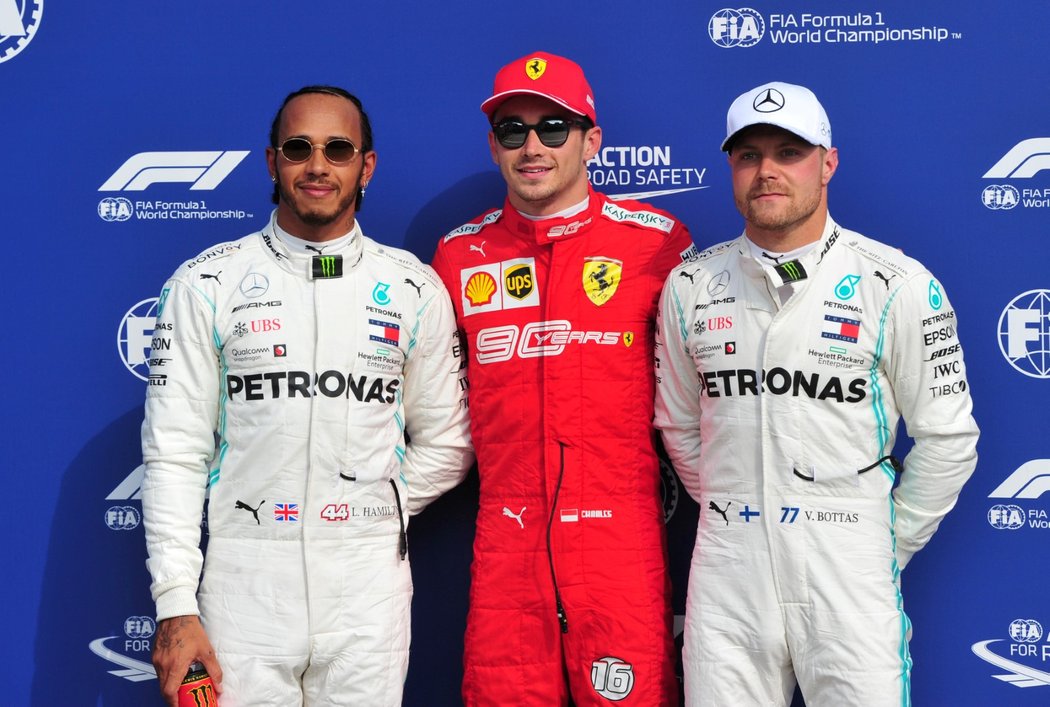 Charles Leclerc (uprostřed) vyhrál kvalifikaci na Velkou cenu Itálie, druhé místo obsadil Lewis Hamilton (vlevo) a třetí Valtteri Bottas (vpravo)