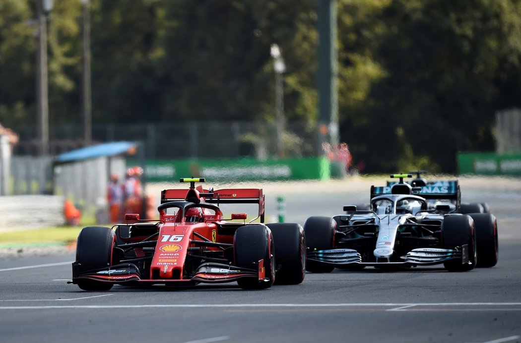 Charles Leclerc (Ferrari) a Lewis Hamilton (Mercedes) během kvalifikace na Velkou cenu Itálie