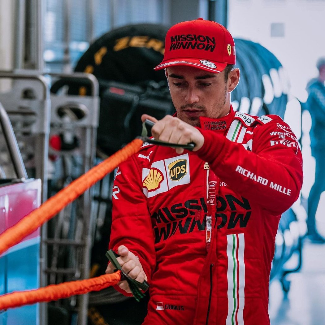 Charles Leclerc maká na fyzičce