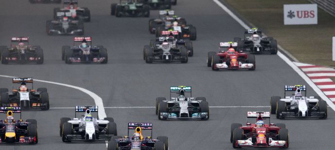 Lewis Hamilton bez problémů po startu uhájil první pozici.
