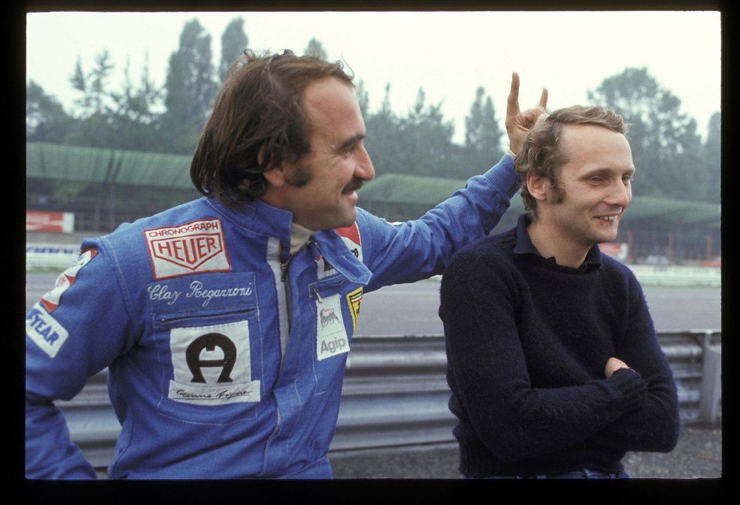 Clay Regazzoni (vlevo) válčil ve formuli 1 ve Ferrari po boku Nikiho Laudy