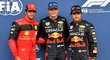 Vítězem kvalifikace do Velké ceny Belgie se stal Max Verstappen (uprostřed), kvůli výměně motoru ale ztratil pole position. Z prvního místa tak odstartuje Carlos Sainz (vlevo)