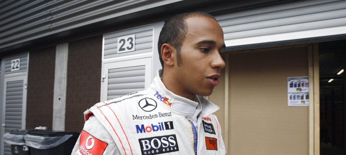 Lewis Hamilton se chystá na závod