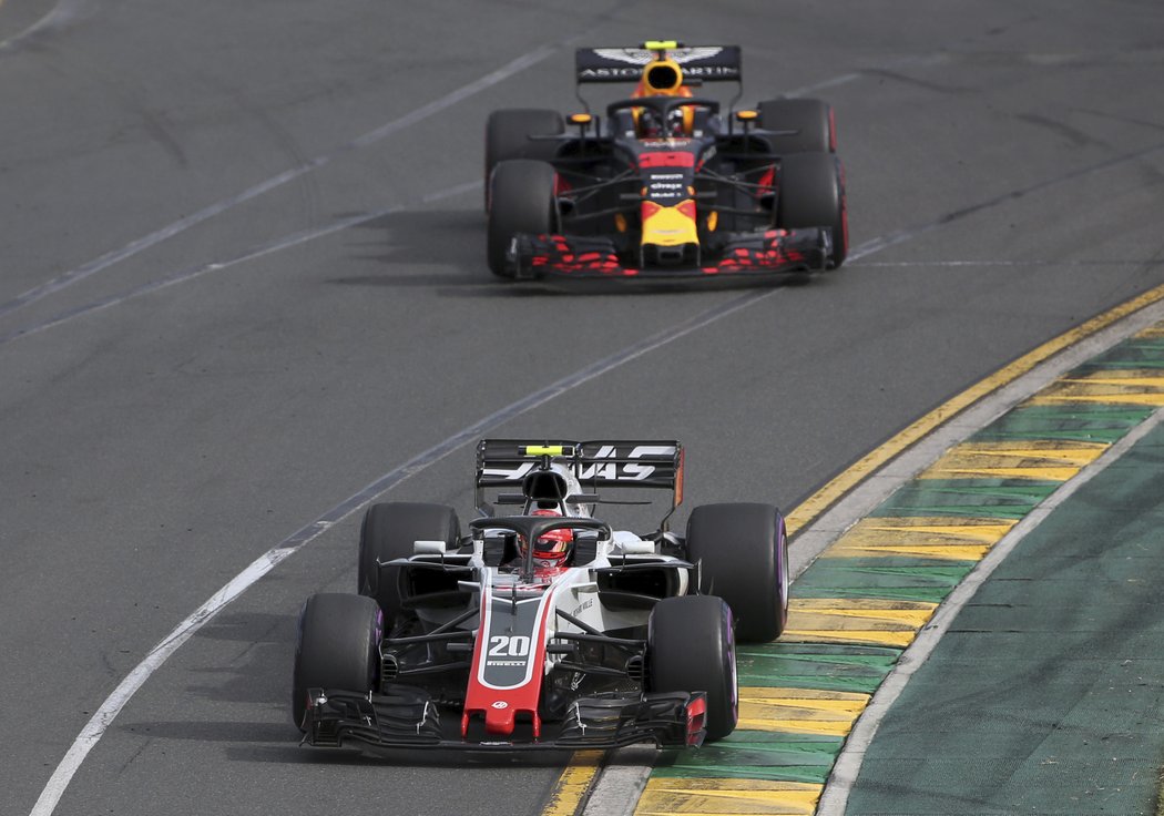 Max Verstappen s Red Bullem krouží v Melbourne za vozem Haas Kevina Magnussena.