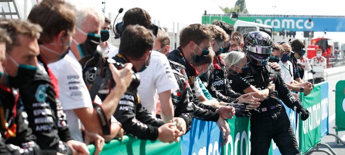 Po výhrách se Lewis Hamilton raduje nejen s mechaniky, ale i s Angelou Cullenovou