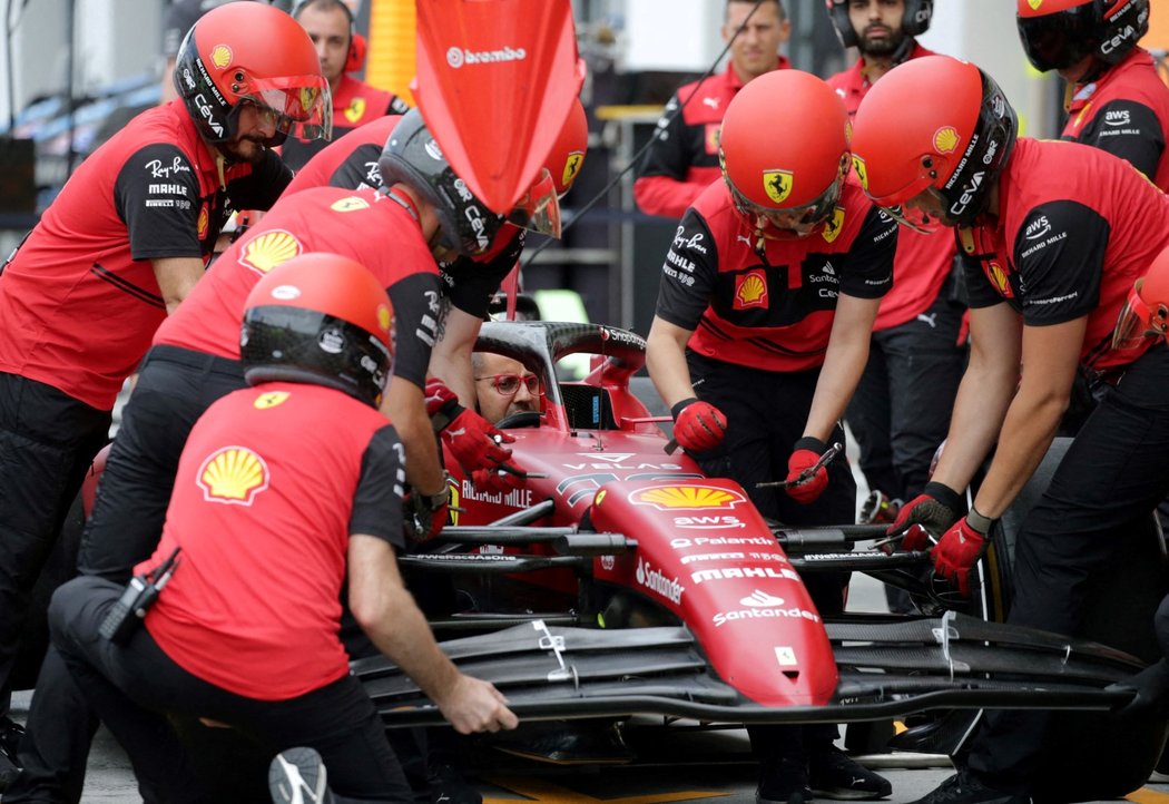 Tým Ferrari se pečlivě připravuje na start Velké ceny Kanady v Montrealu