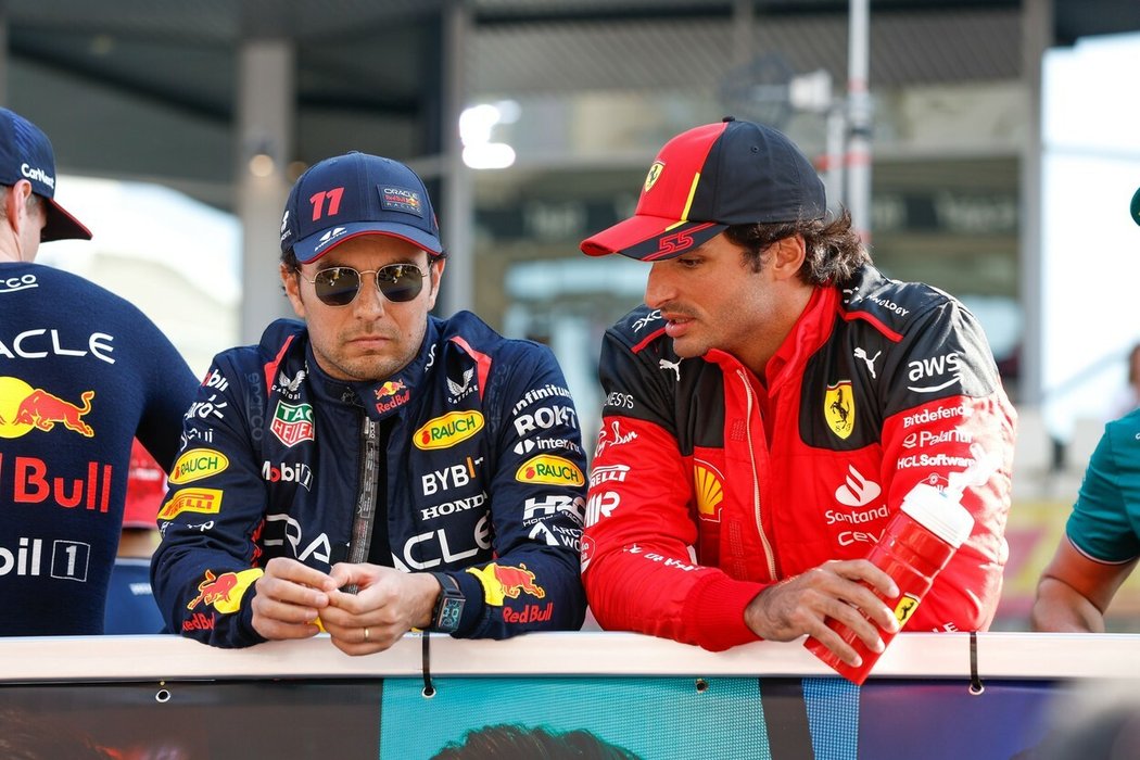 Sergio Pérez (vlevo) a Carlos Sainz (vpravo). Dva jezdci formule 1 s nejdražšími nehodami uplynulé sezony