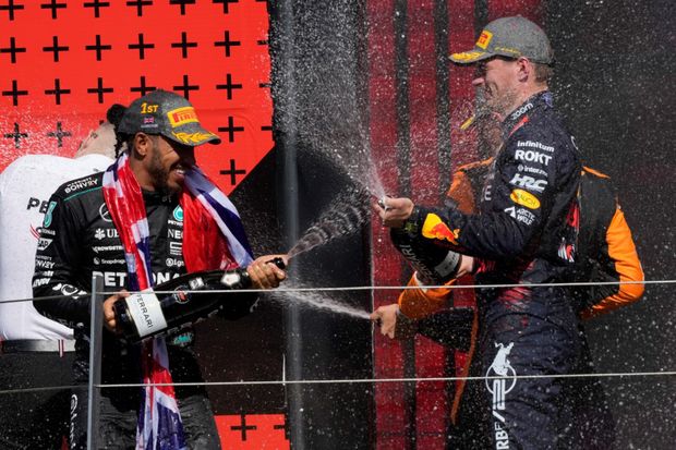 Lewis Hamilton si užívá spršku šampaňským s Maxem Verstappenem Lewis Hamilton si užívá spršku šampaňským s Maxem Verstappenem