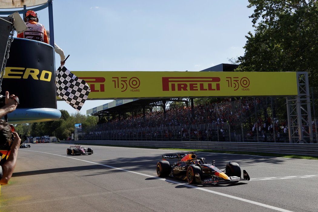 Max Verstappen projíždí jako první do cíle ve Velké ceně Itálie