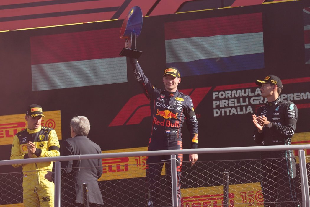 Závodník Red Bullu Max Verstappen uspěl v Itálii navzdory penalizacím a startu ze sedmého místa