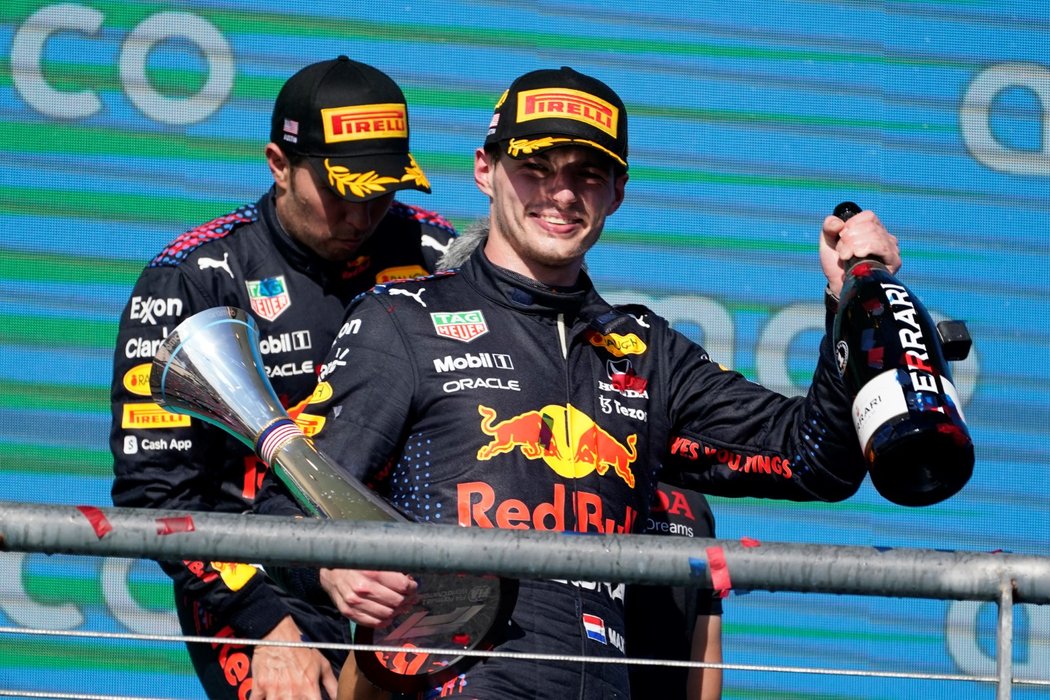 Slavící nizozemský závodník f1 Max Verstappen svádí vyrovnaný souboj o celkový triumf s Lewisem Hamiltonem