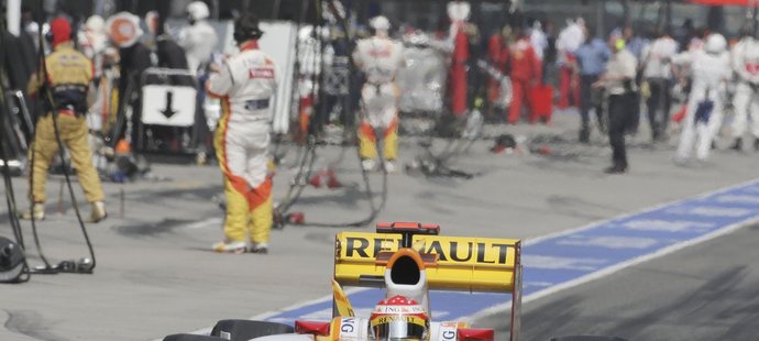 Alonso po zástavce u mechaniků.