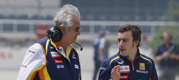 Alonso s Flavio Briatorem, šéfem Renaultu.
