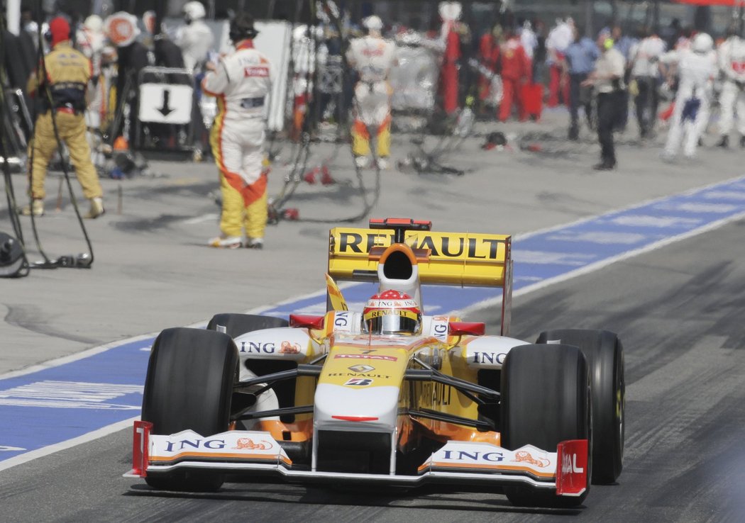 Alonso po zástavce u mechaniků.