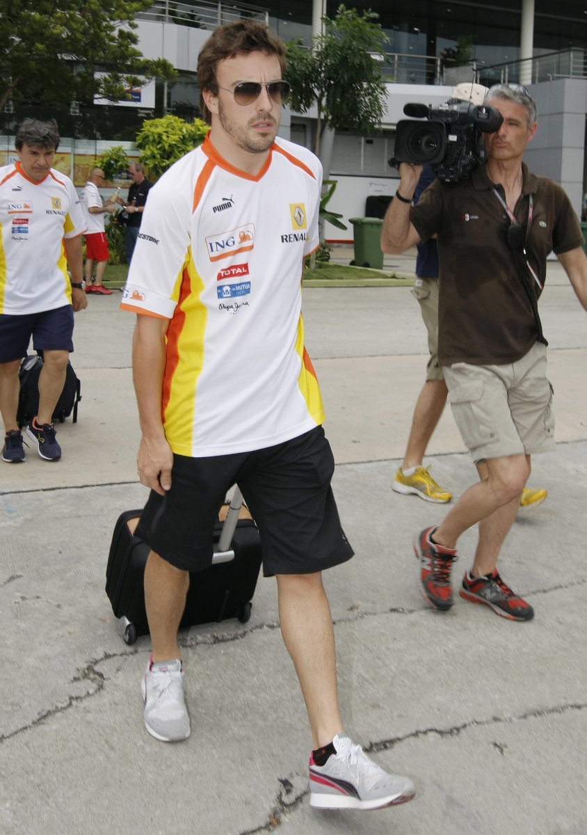 Alonso po příjezdu do Bahrainu.