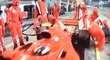 Räikkönen při odjezdu přejíždí jednomu z mechaniků nohu
